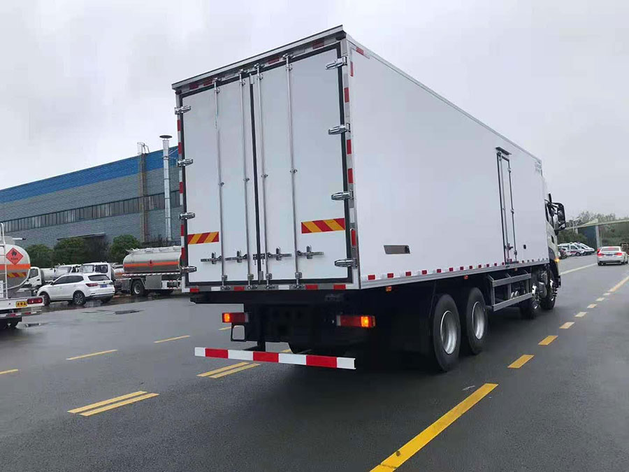 東風天龍前四后八9.6米冷藏車