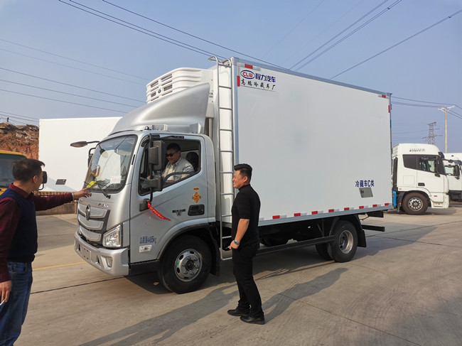 祝賀廣西來(lái)賓的張總福田藍(lán)牌冷藏車發(fā)車成功