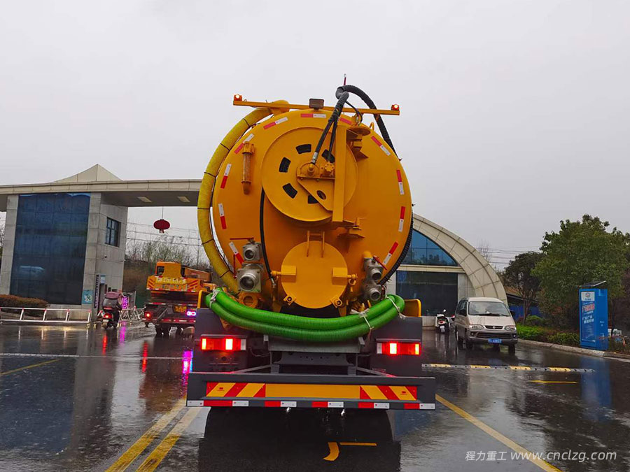 東風天龍前四后八清洗污吸?車